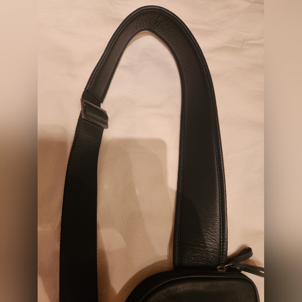 United Leather New York Sling Bag - Picture 6 of 7